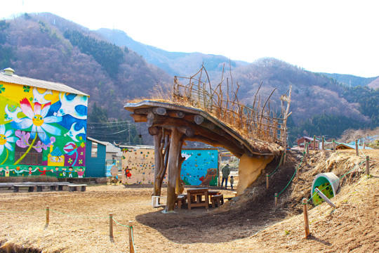 土管のトンネルに展望台、クライミングウォール。冒険心をくすぐられる空間です