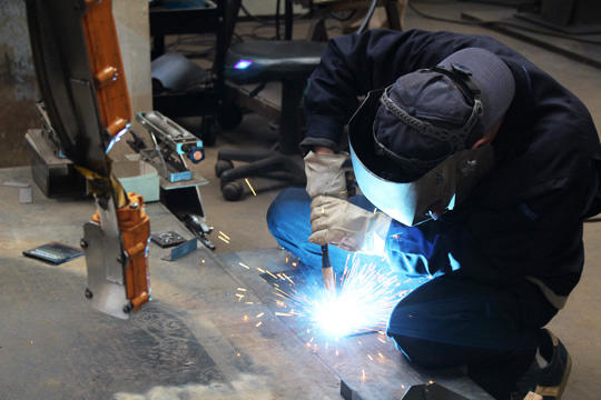 おもむろに次の作業を始めた岩間さん。火花を散らしながら手を動かす様子がかっこいい！　覗いてみると......