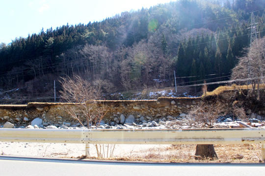 道を並行して流れる鵜住居川沿い