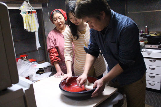 一息ついたら夕飯の準備です。この日はそば打ち体験をさせてもらいました。生地を捏ねるときは力を入れてしっかりと。これが意外と重労働で、一分ずつ交代しながら捏ねました
