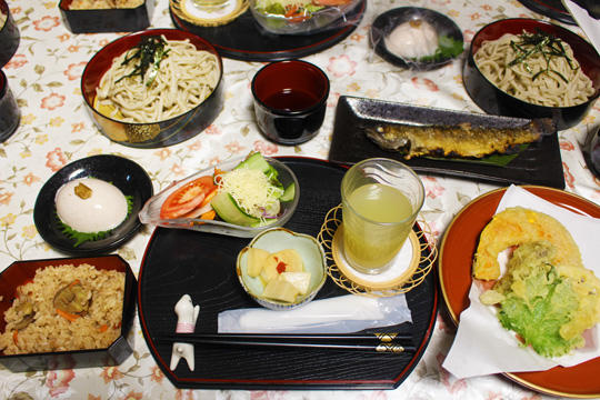 炊き込み御飯に焼き魚、天ぷらにおそばと、地元で採れた野菜を中心とした豪華な夕食！　デザートのくるみ豆腐はかよさん自慢の一品です