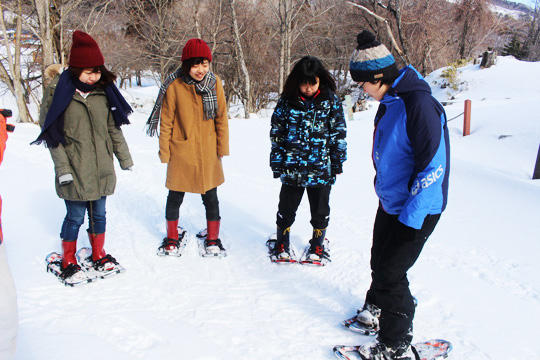 「スノーシューを履くと雪上に触れる面積が広くなり、雪に埋もれず楽に歩くことができるんですよ」と柏崎さん