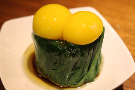 ニラのお浸しの上に乗っているのは「相馬ミルキーエッグ」という濃厚な自然卵。特集で好評だったことから通常メニューに仲間入りしたそう。このときは偶然双子の卵でした