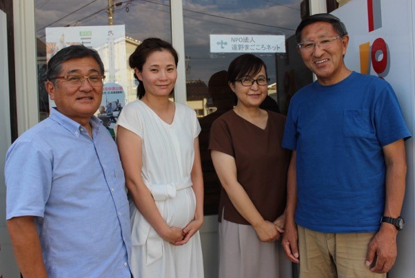 写真左が多田さん。右が臼澤良一・理事長。スタッフとともに。