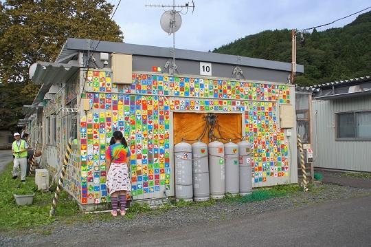 04.マグネットアートで装飾された仮設住宅.jpg